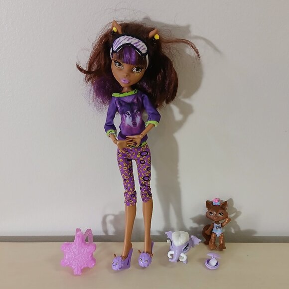 Monster High Clawdeen Wolf doll in pjs with sister & accessories - Picture 1 of 6